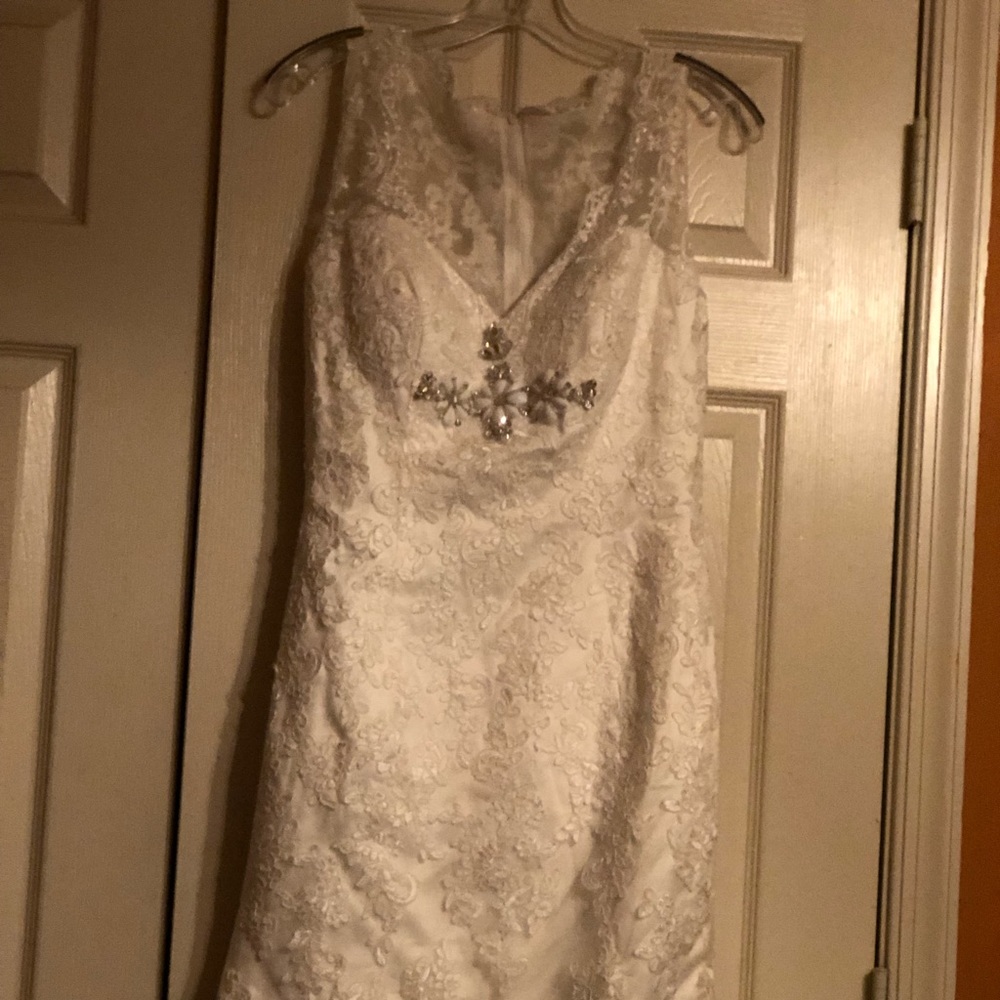White wedding dress in excellent condition